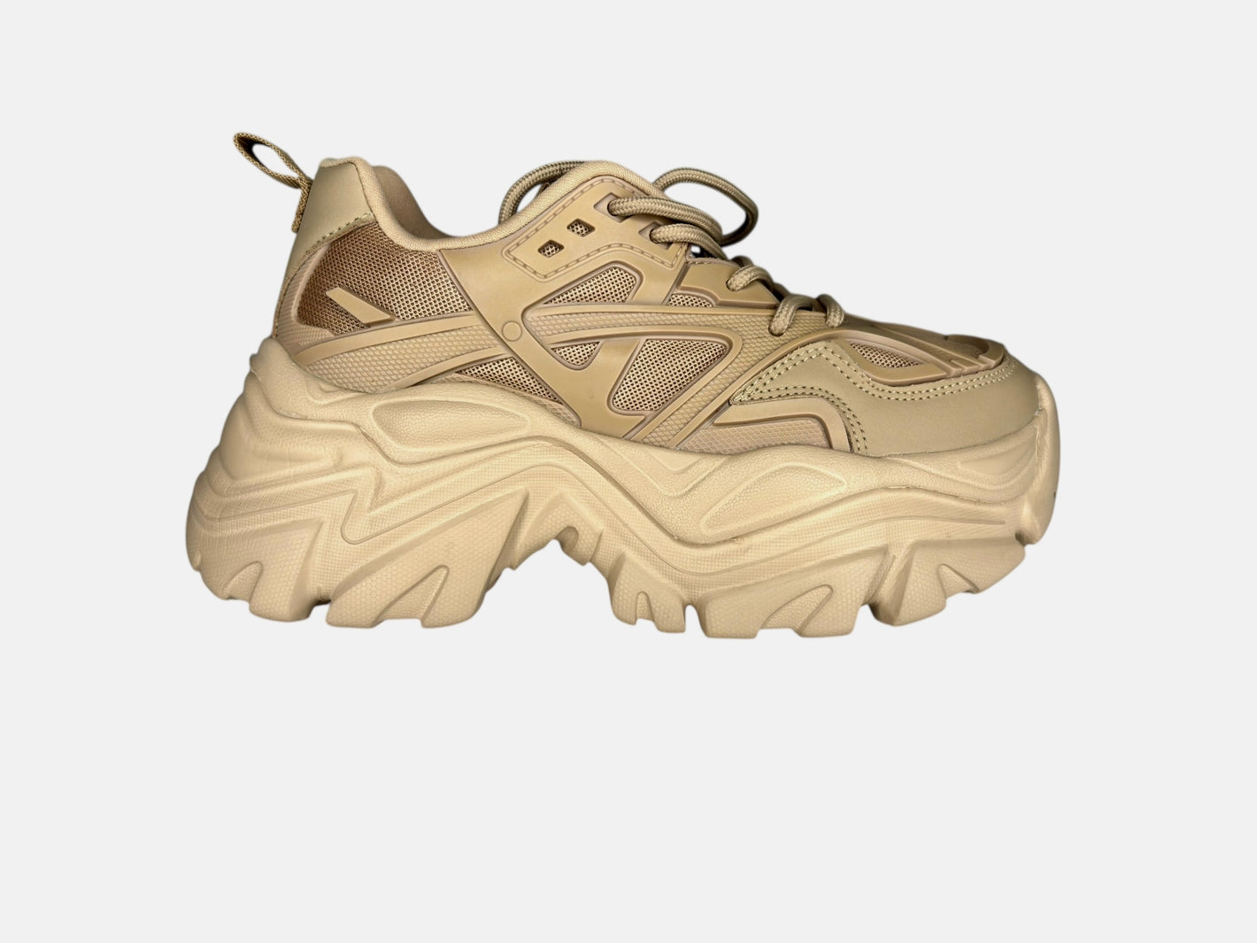 Tenis de plataforma alta en color beige – Altura con total comodidad