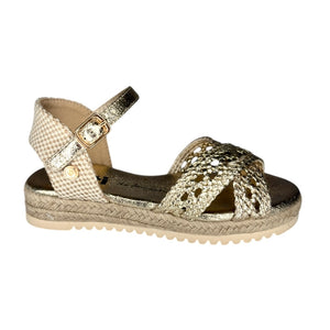 Sandalia 151196 – Dorada con Textura Tejida y Yute