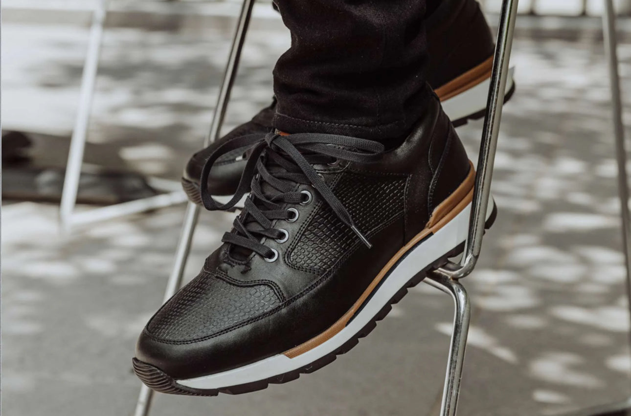 6303 suave café- Zapato Tipo Tenis con Cinta para Caballero – Color Café en Gamuza